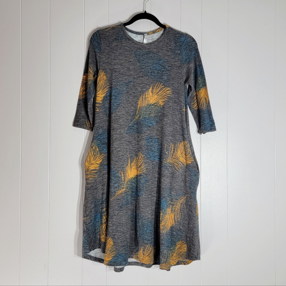 4/$20 Acting Pro 3/4 Sleeve Soft Knit Gray Feather Print Dress Small